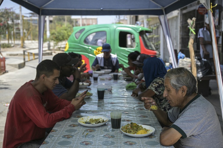 Pessoas almoçam em um restaurante local que oferece pratos feitos com cascas e outras partes nutritivas de vegetais que costumam ser descartadas, nos arredores de Lima, no dia 5 de abril de 2024 - AFP