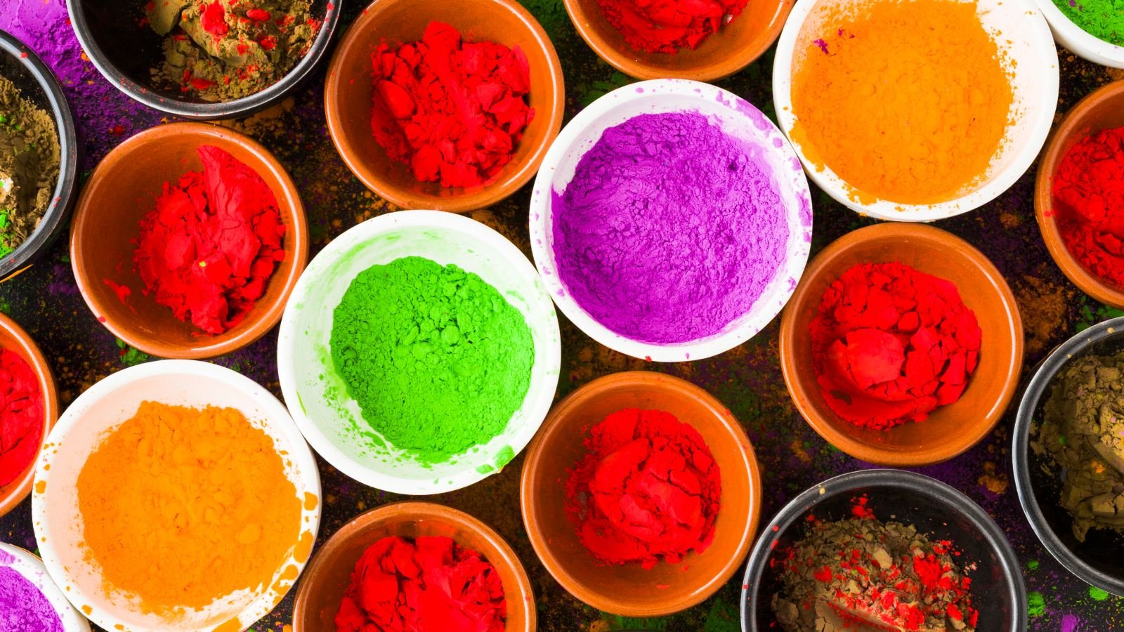 Do vermelho ao roxo: aprenda a fazer corantes alimentícios em casa