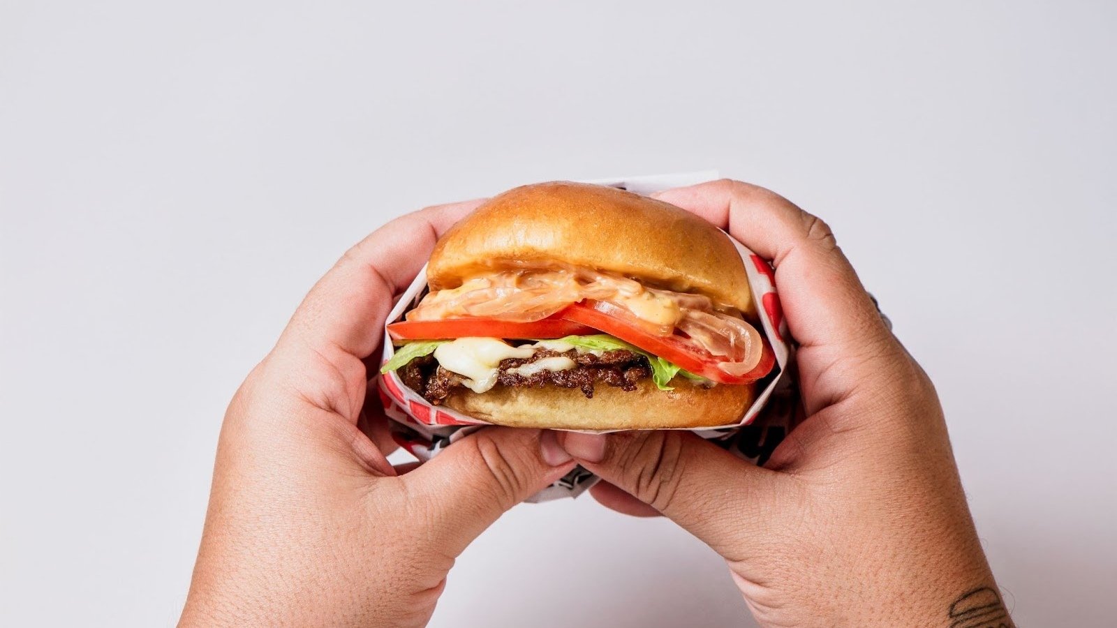 Hamburgueria de Thomas Troisgros lança novo smash em comemoração aos cinco anos da marca