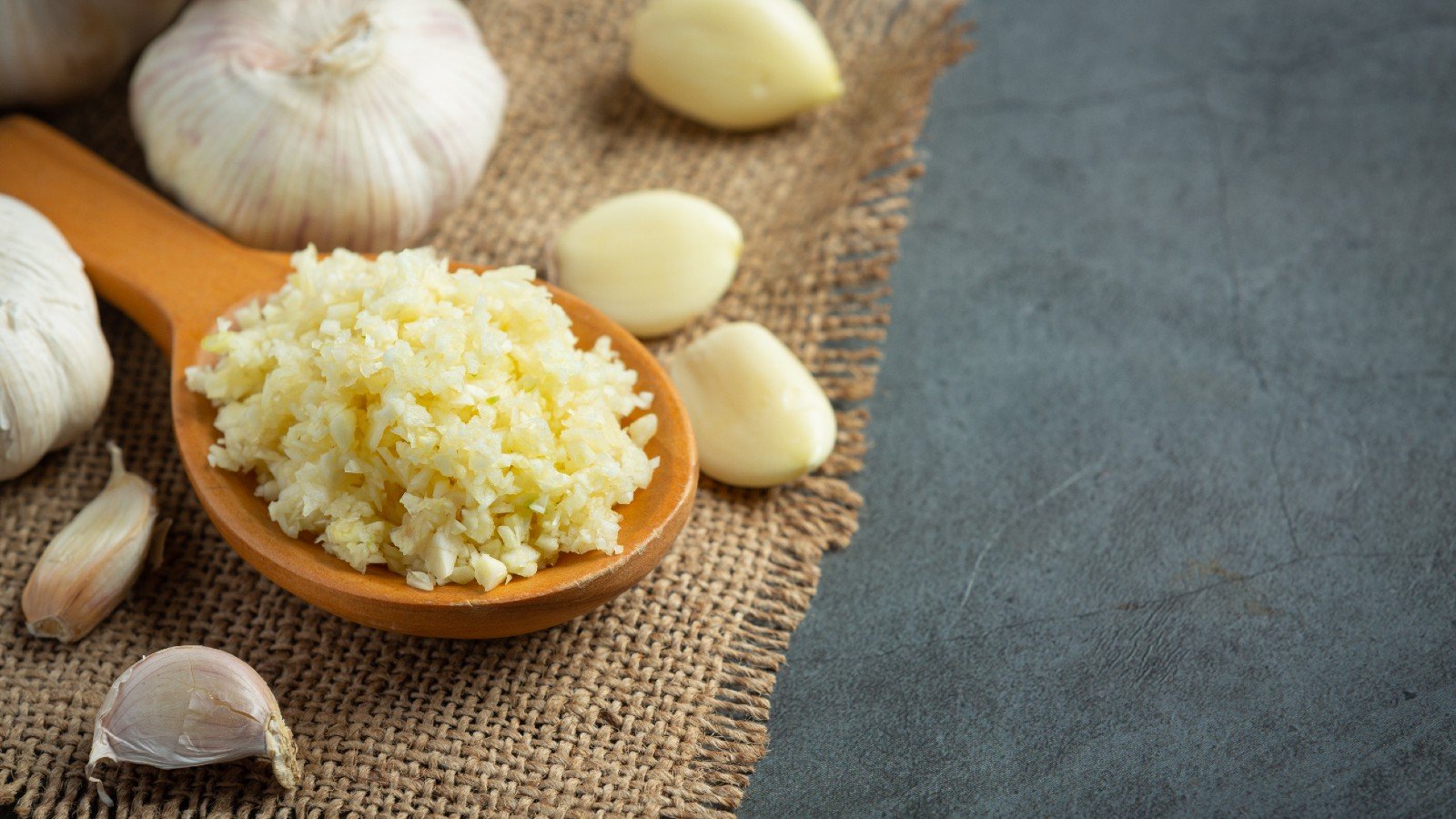 Alho em conserva ou fresco: entenda as diferenças e saiba qual utilizar na cozinha