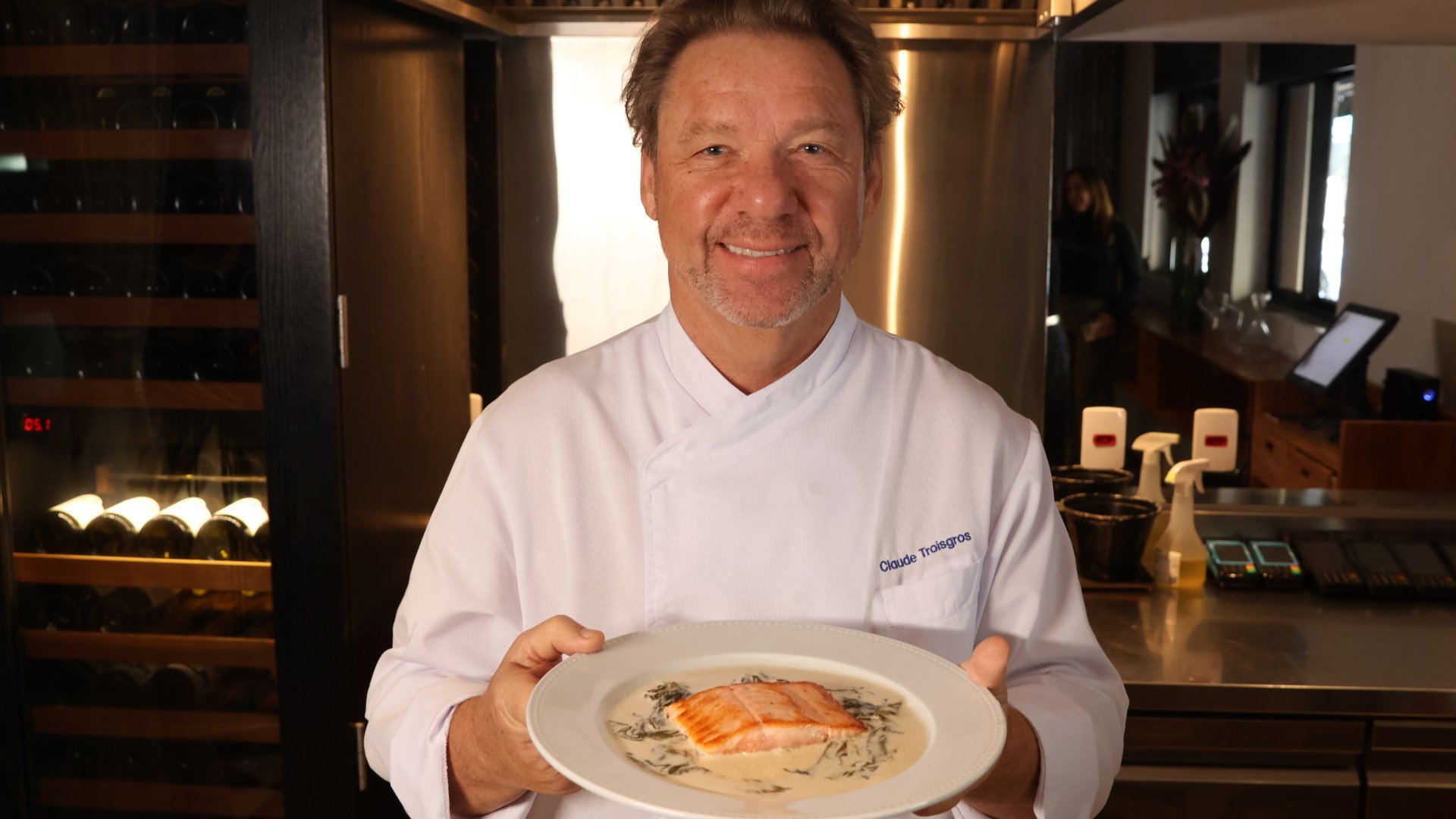 O prato que mudou a cozinha francesa: ensaios de Claude Troisgros sobre o Salmão com Azedinha