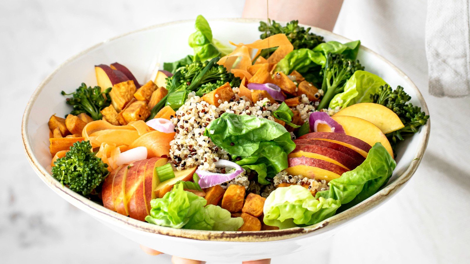 ‘Longevity Salad’ é trend no TikTok; aprenda a fazer