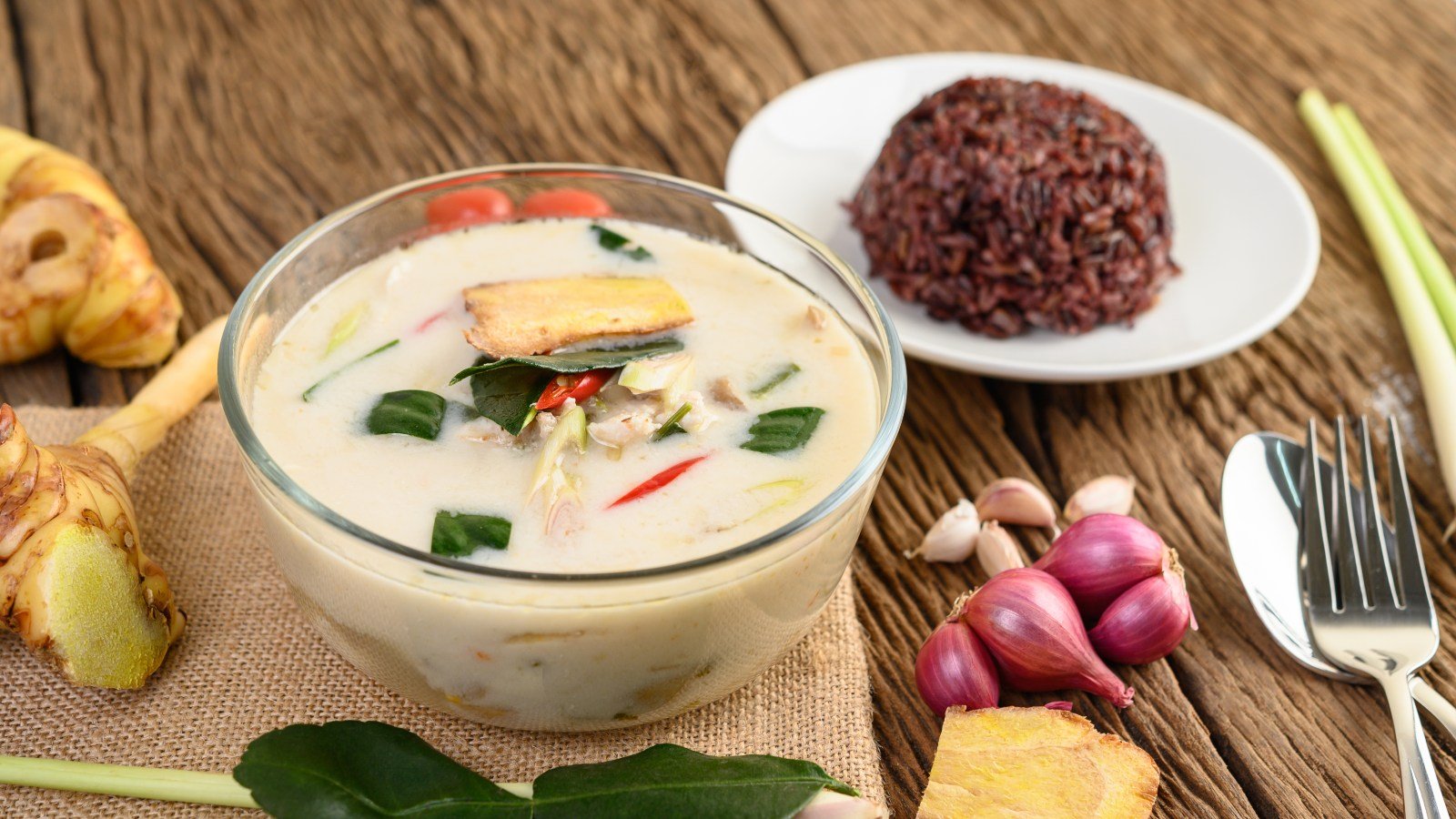 Tom kha gai: saiba como preparar a tradicional sopa da Tailândia