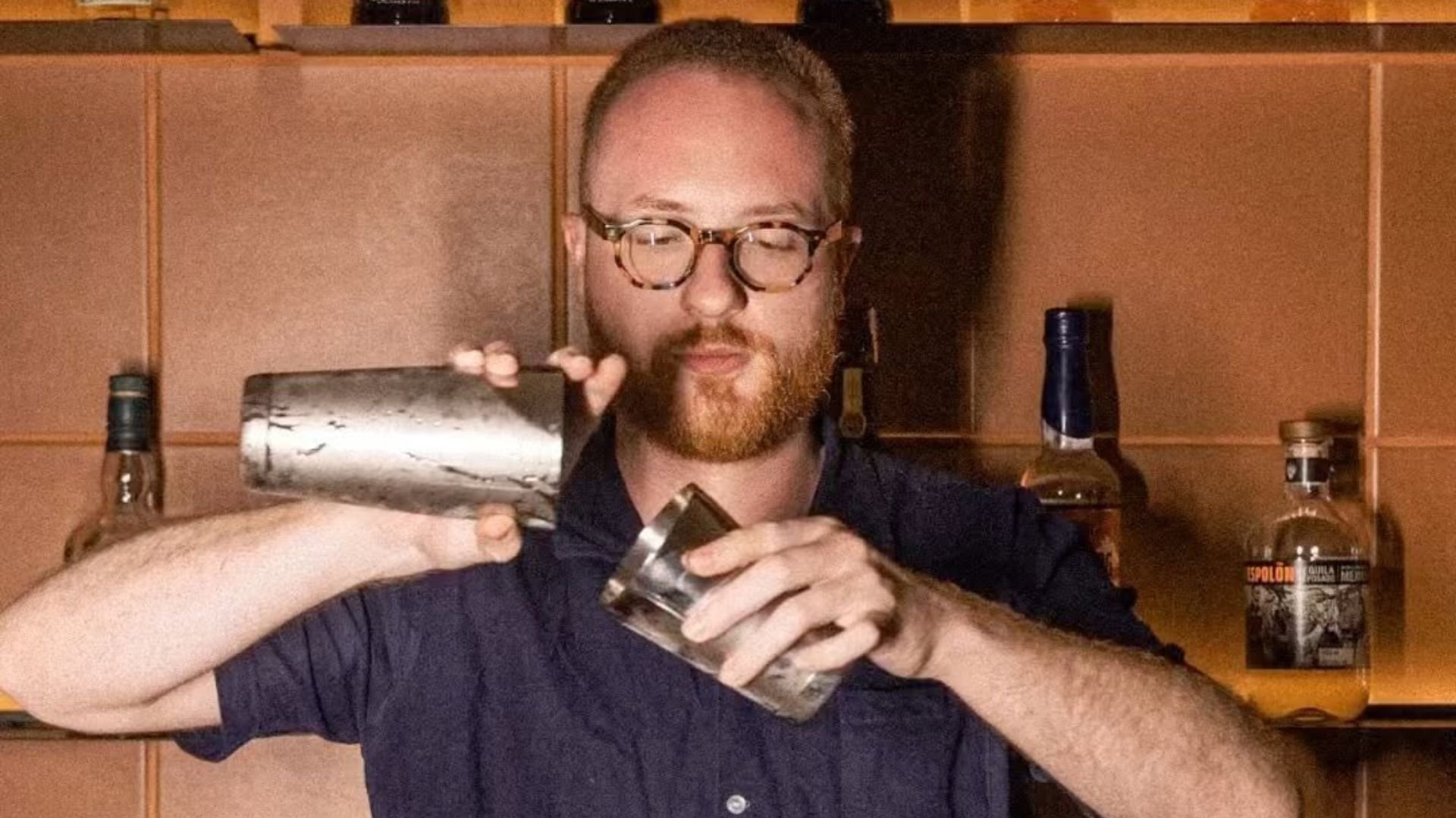 Na corrida pelo título mundial, melhor bartender do Brasil busca identidade na coquetelaria
