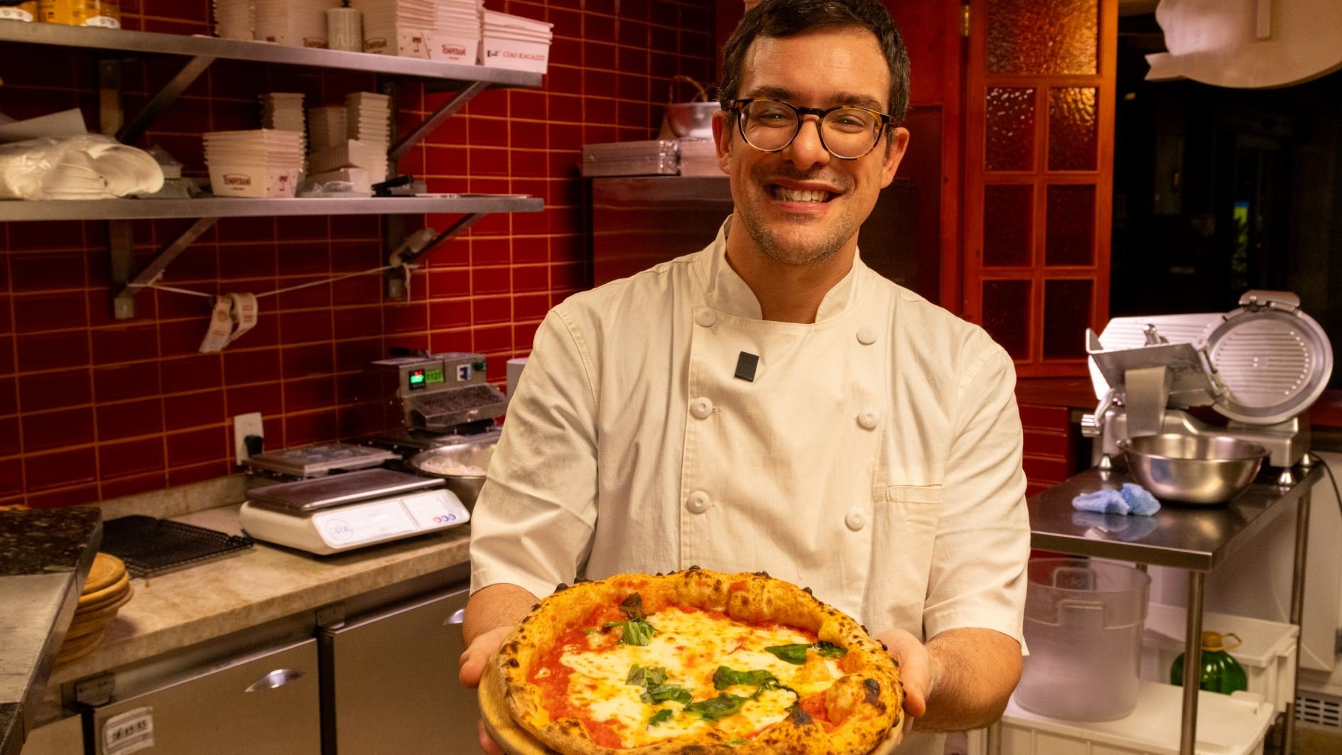 Para o Dia da Pizza, saiba como fazer a massa perfeita do chef Antonio Maiolica