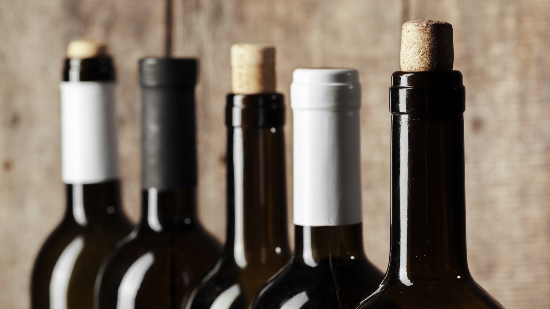 Qual é a melhor maneira de armazenar vinhos em casa?