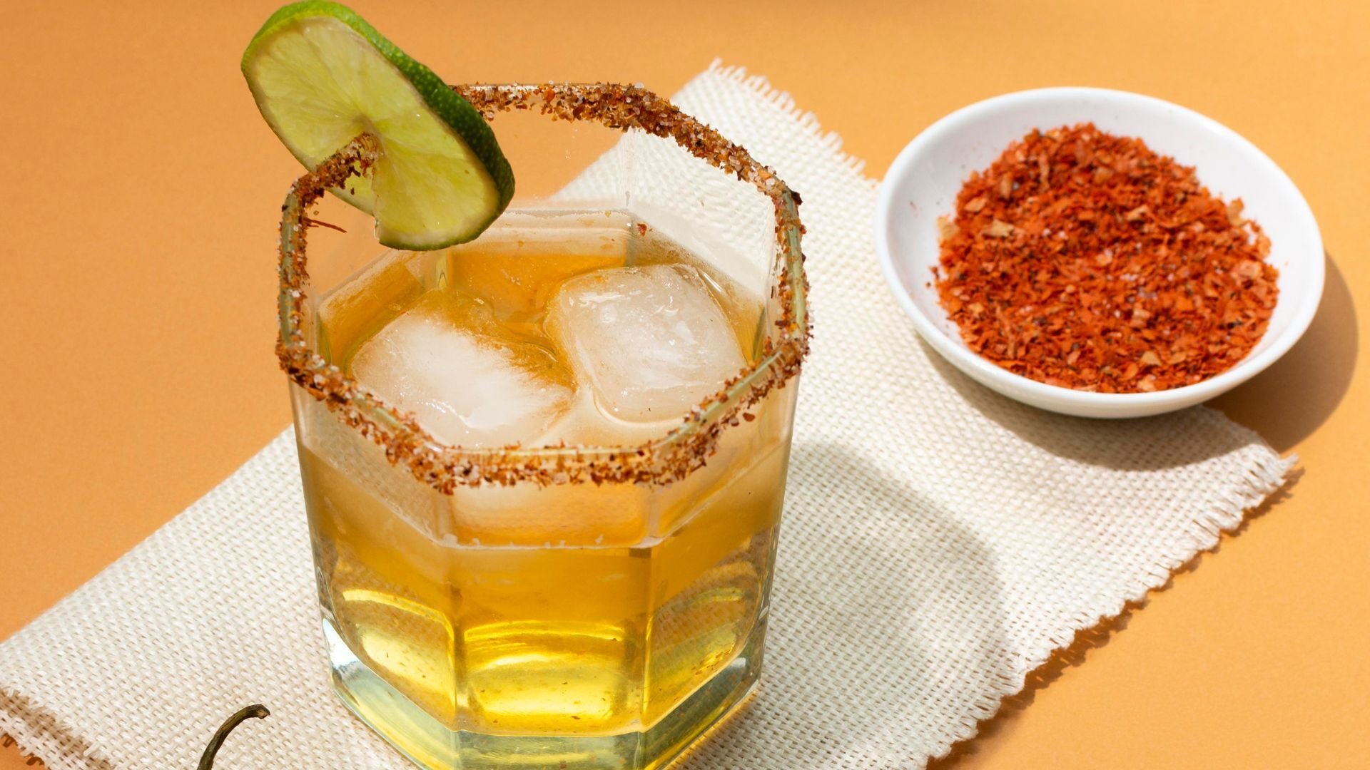 Pimenta invade coquetelaria e se torna estrela de drinks com saquê; confira receitas