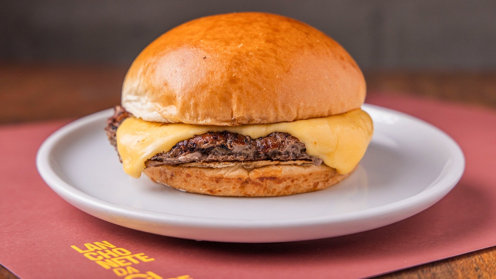 No Mês do Cheeseburger, chefs compartilham dicas para fazer o lanche perfeito
