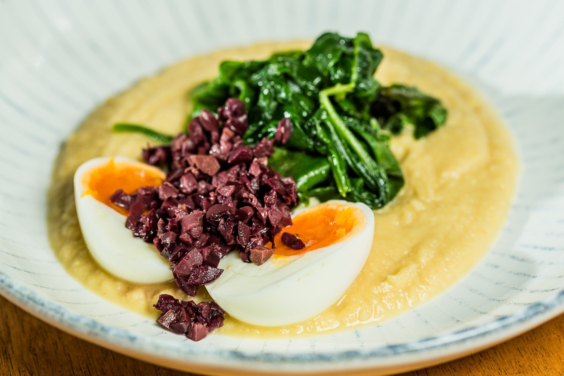 Hummus com espinafre azeitonas e ovo cozido do MYK