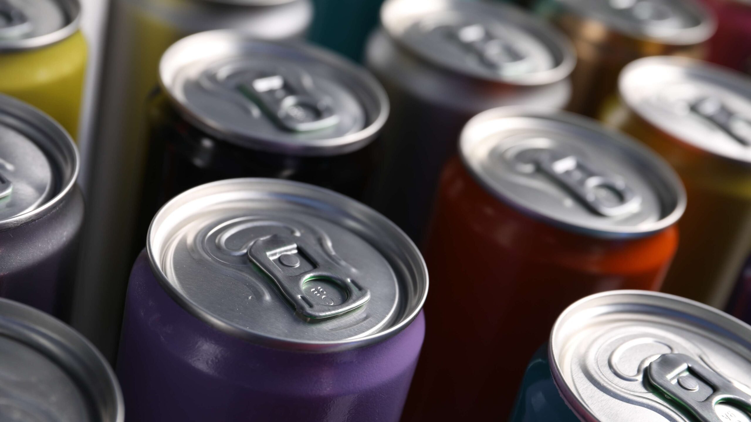 Bebidas em lata: conheça opções práticas para o Carnaval