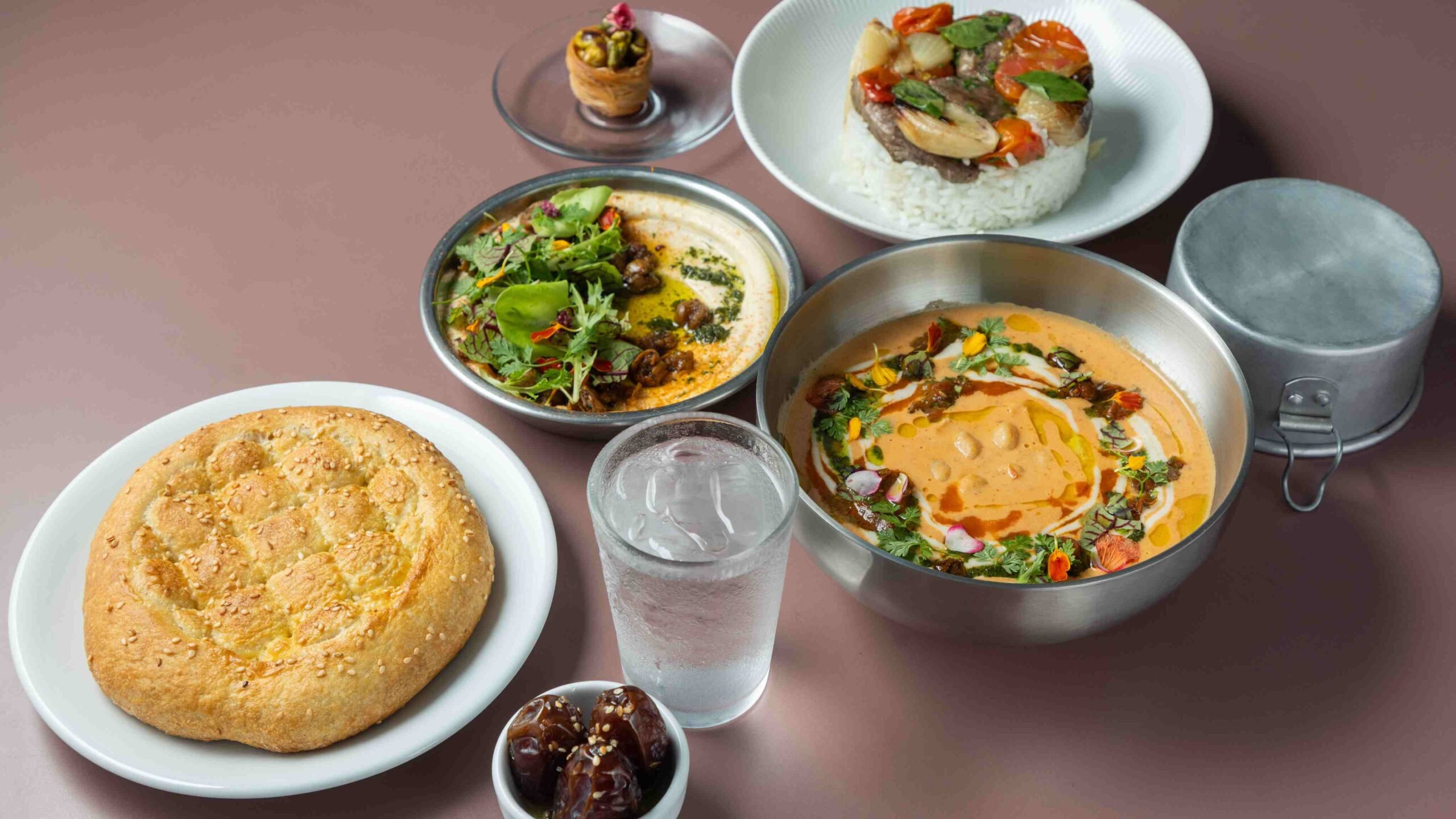 Make Hommus. Not War serve menu Iftar durante o período de Ramadã