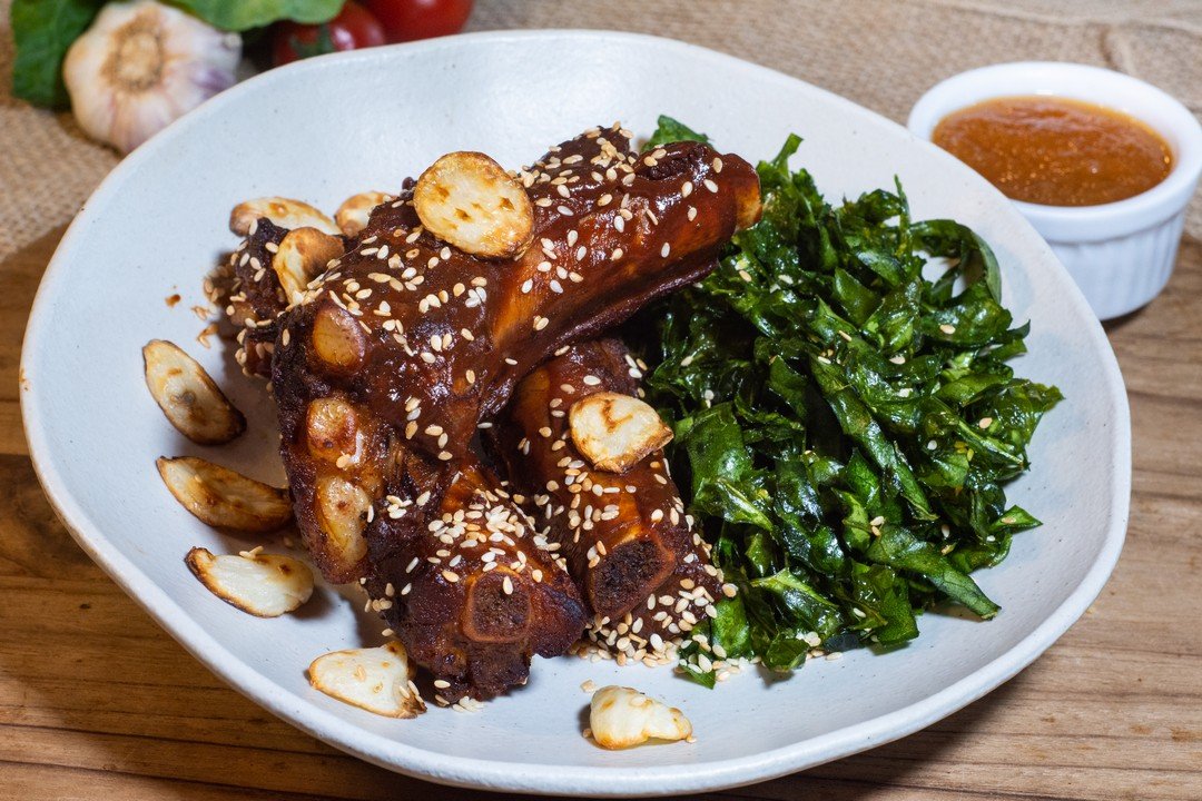 Costelinhas suínas glaceadas com molho à base de cerveja artesanal acompanhadas de couve crocante do Hettwer Ipiranga