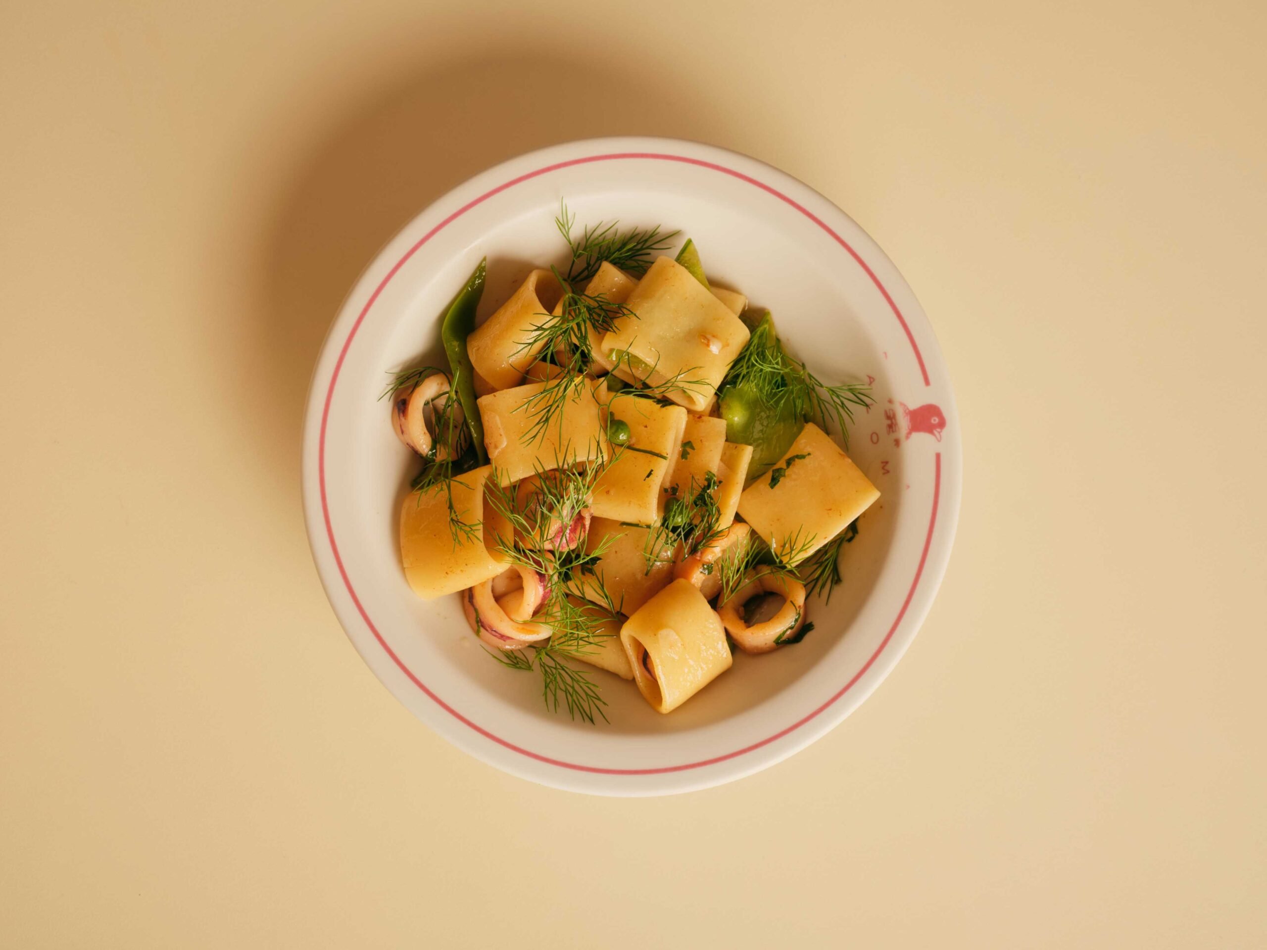 Calamarata com lula al ajillo, ervilha-torta e anis do Paloma (Foto: Ana Weber)