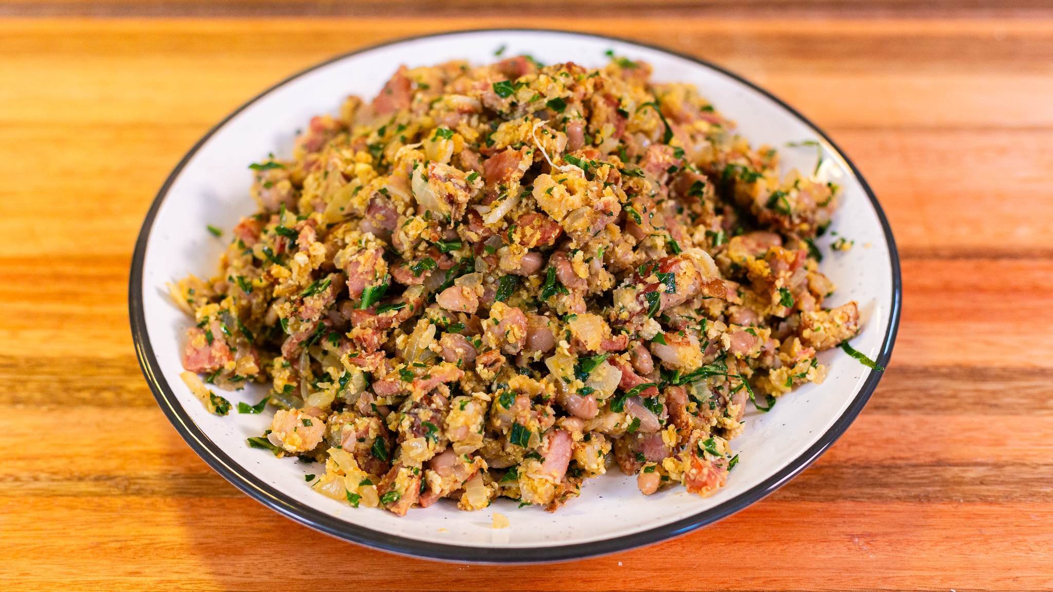 Chef ensina a fazer feijão tropeiro em 30 minutos