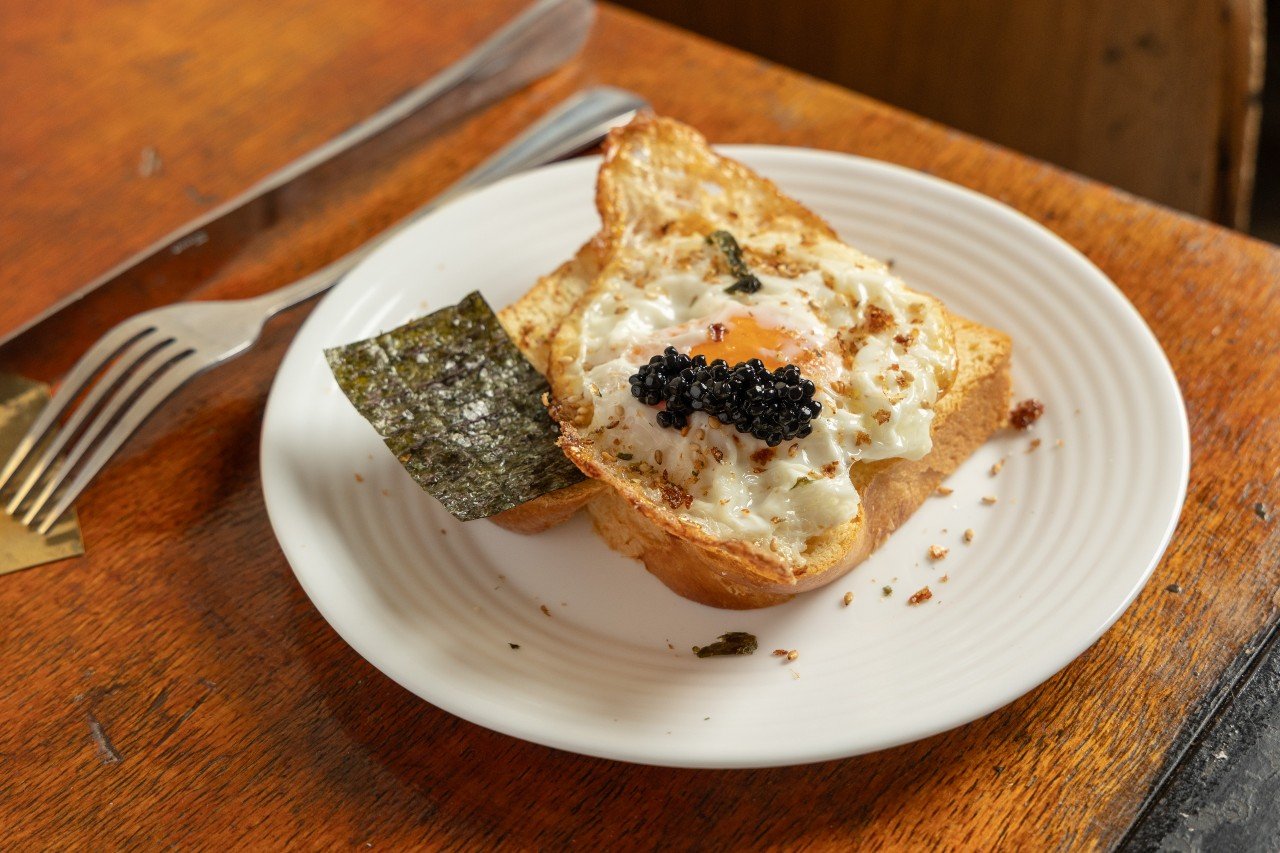 Pão com ovo e caviar do Torto Cozinha (Foto: Leo Martins)